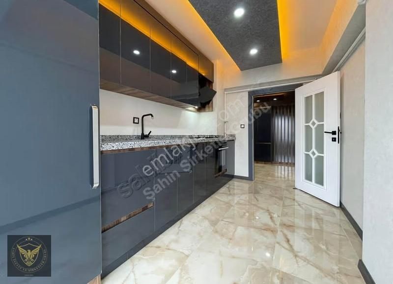 Güzelyurt Mh.metrobüse Yürüme Mesafesinde Ayrı Mutfaklı1+1 Daire