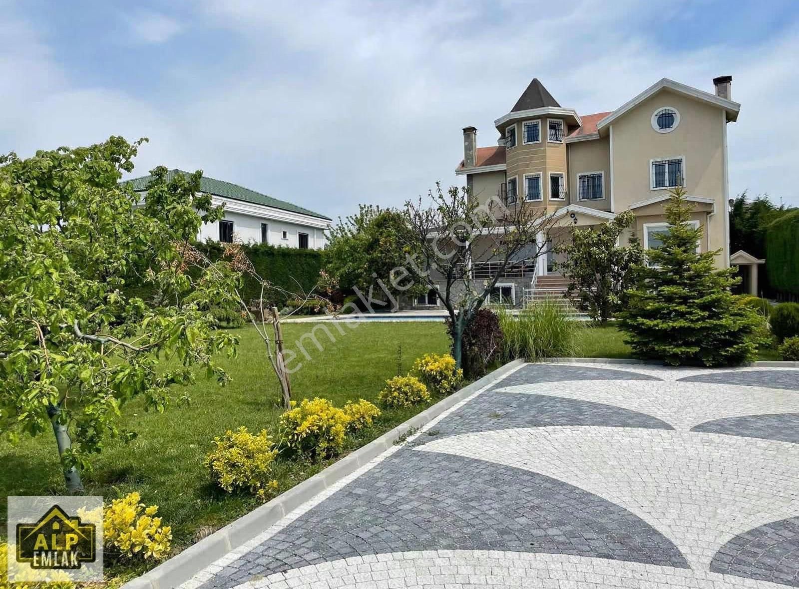 Büyükcekmece Celaliyede 1400 Metre Arsa İcersinde Havuzlu Villa