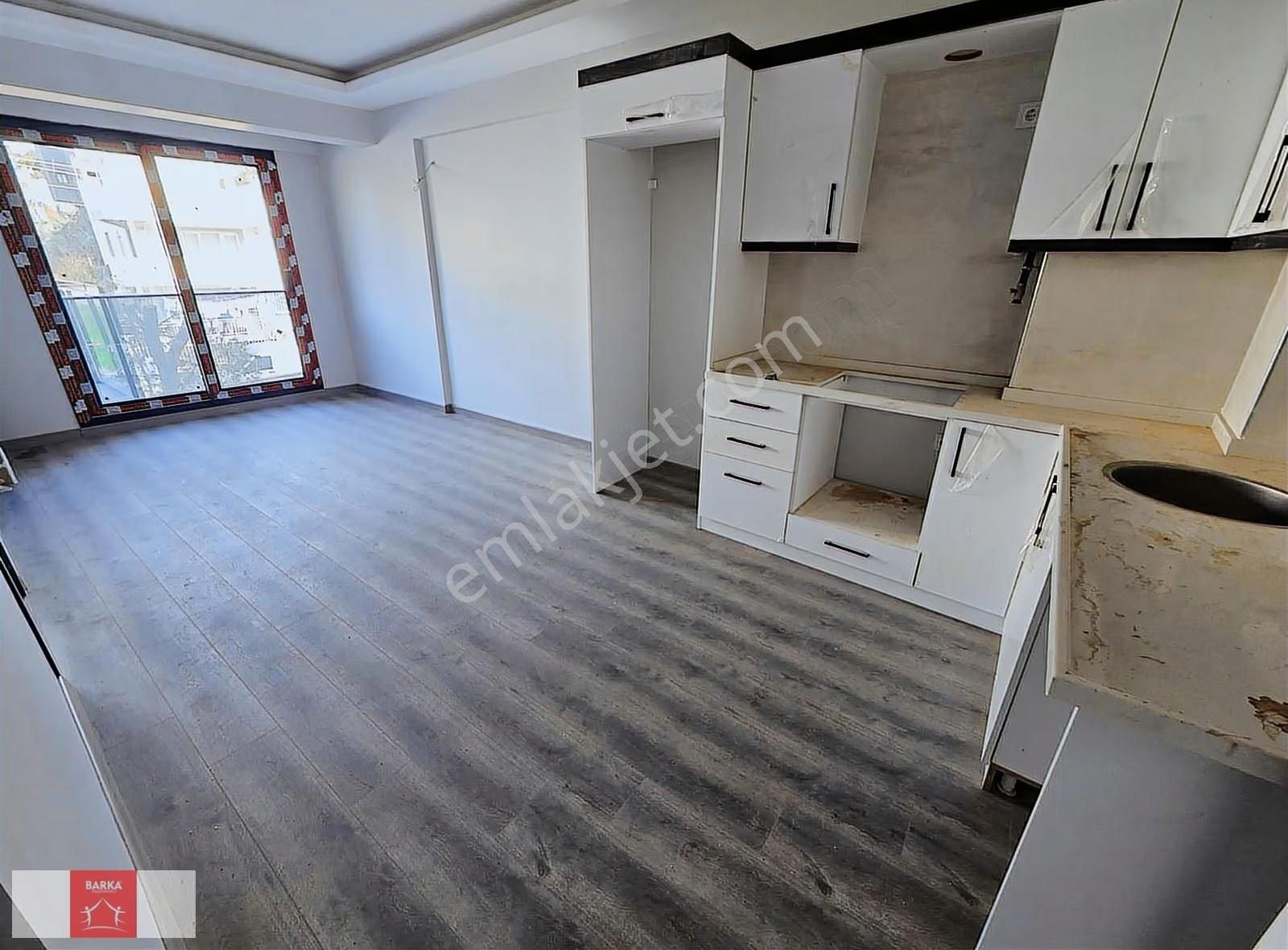Bornova Sıfır Binada Geniş 1+1 Otoparklı Balkonlu Arakat - Görsel 18