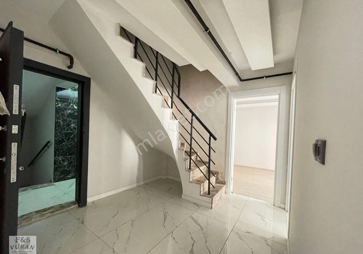 Efeler Yedi Eylül’de Geniş Teraslı Üst Kat Dubleks 2+1 – Ferah Plan, Merkezi Konum