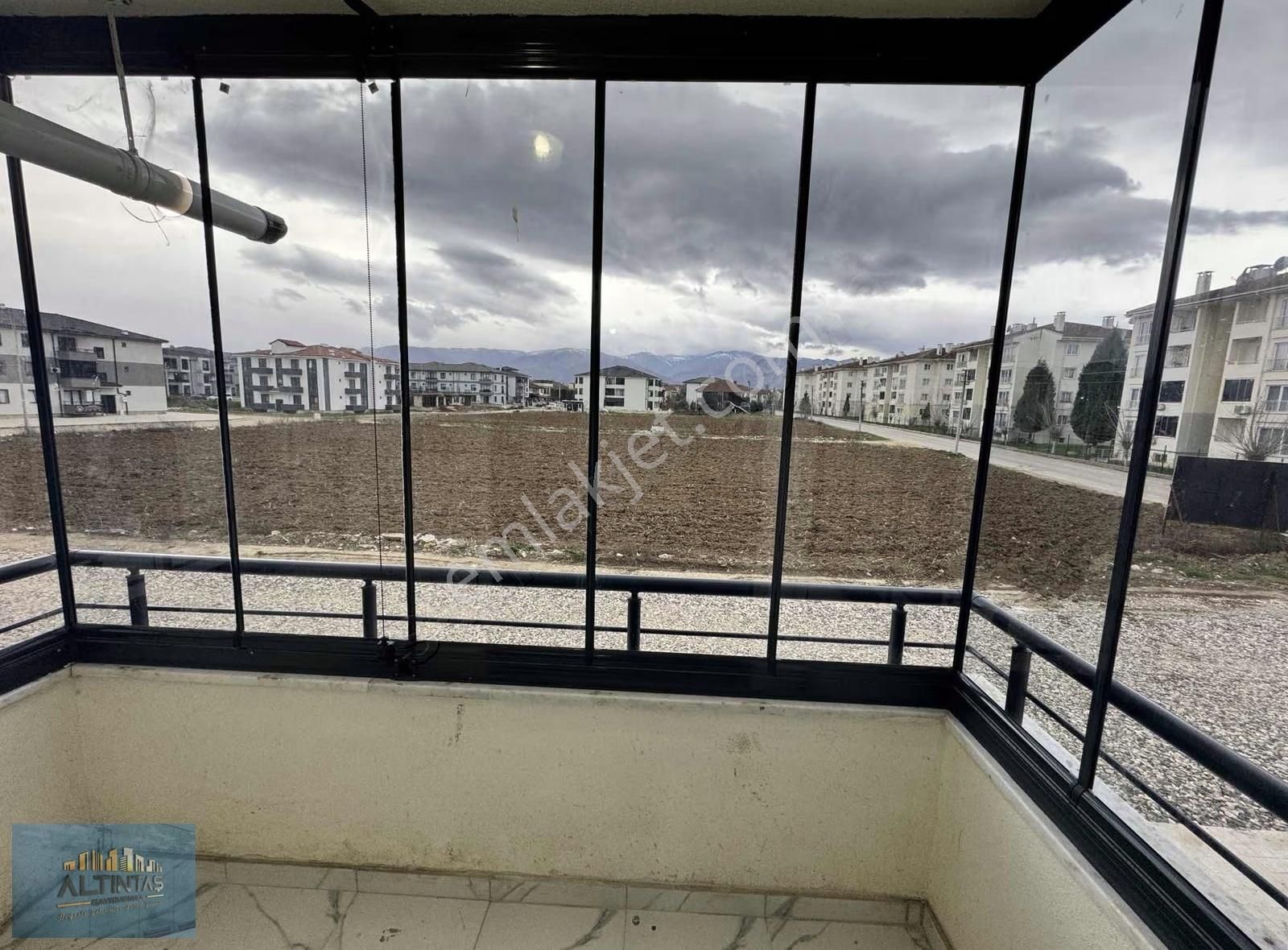 Merkezi Konumda Orta Kat Ön Cephe Kiralık 1+1 - Görsel 3