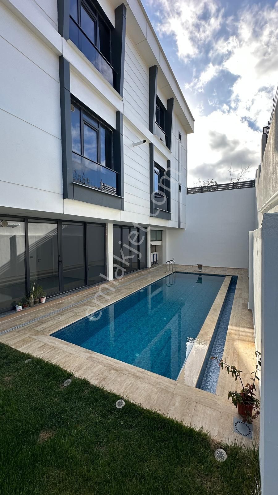 16 Odalı Geniş Havalimanı Yakını Havuzlu Villa - Görsel 2