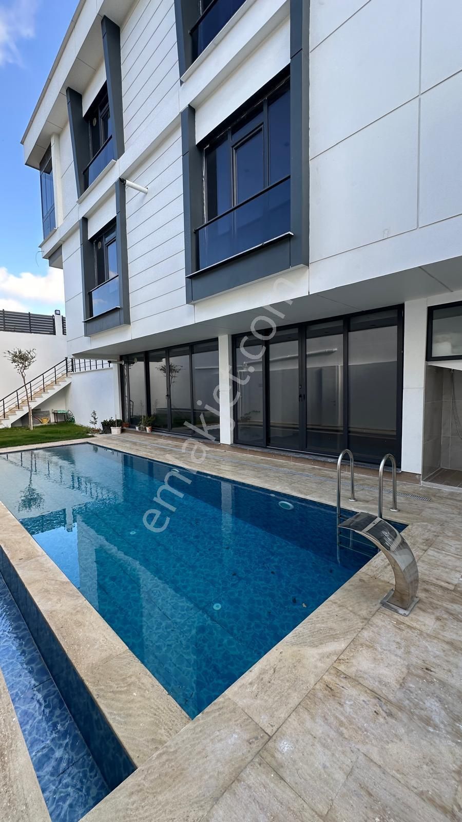 16 Odalı Geniş Havalimanı Yakını Havuzlu Villa