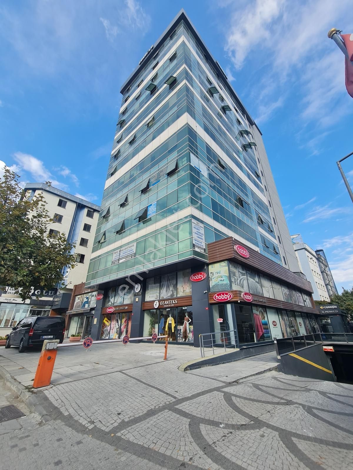 Remax Live-belediye Karşısı Plaza'da Kiralık 400 M2 Tam Kat