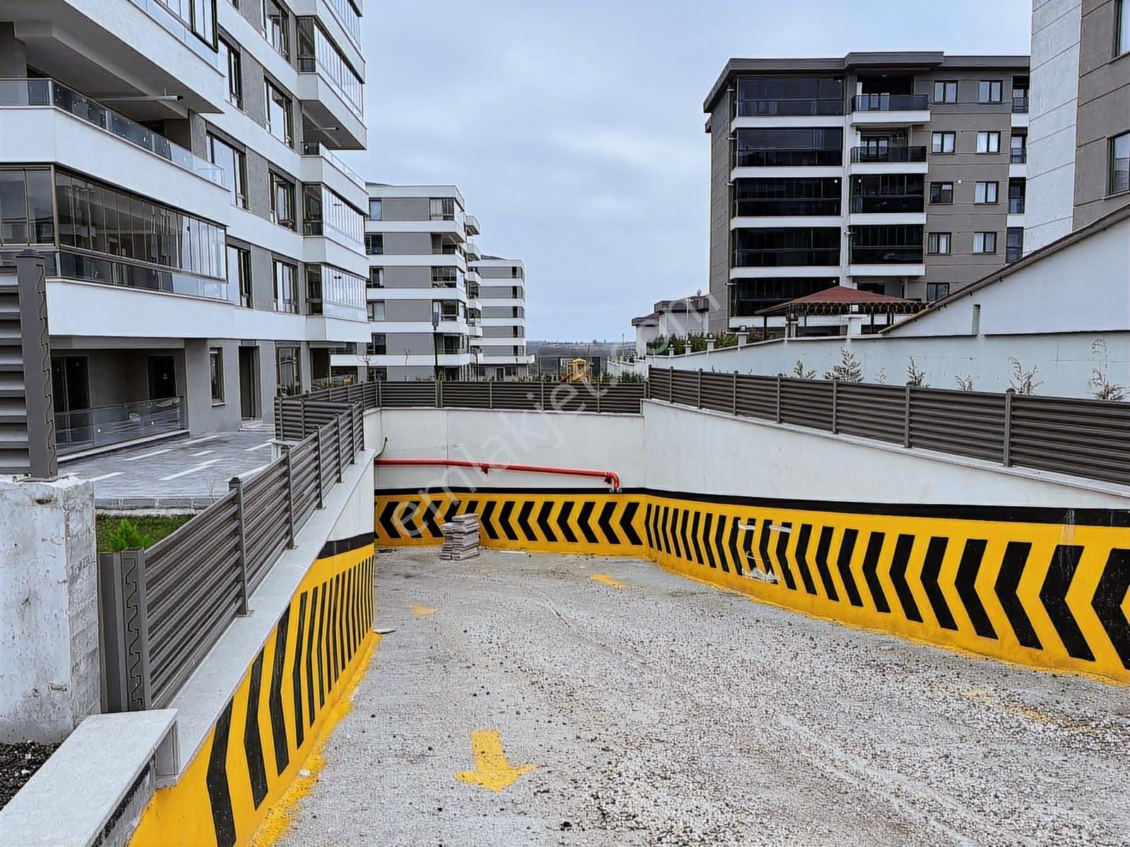 Fa Özbir'den Cumhuriyette Lüx Site İçi Orman Manzaralı Arakat2+1 - Görsel 10