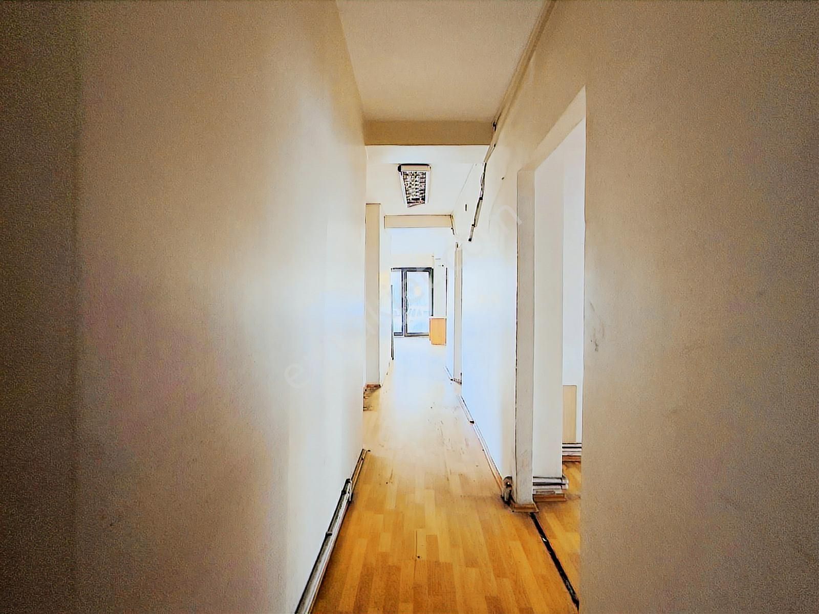 Gülbahar Mahallesi'nde 3 Cephe Depolu 215 M² Kiralık Dükkan - Görsel 6