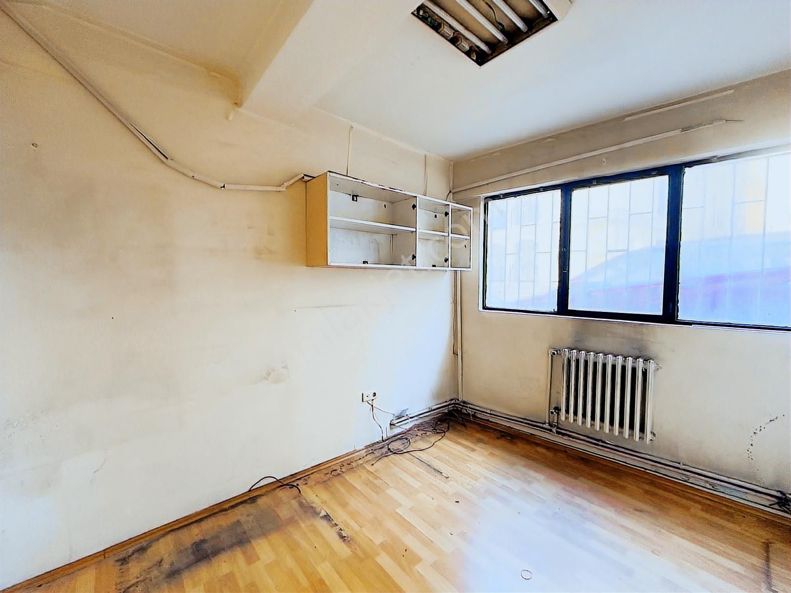Gülbahar Mahallesi'nde 3 Cephe Depolu 215 M² Kiralık Dükkan - Görsel 3