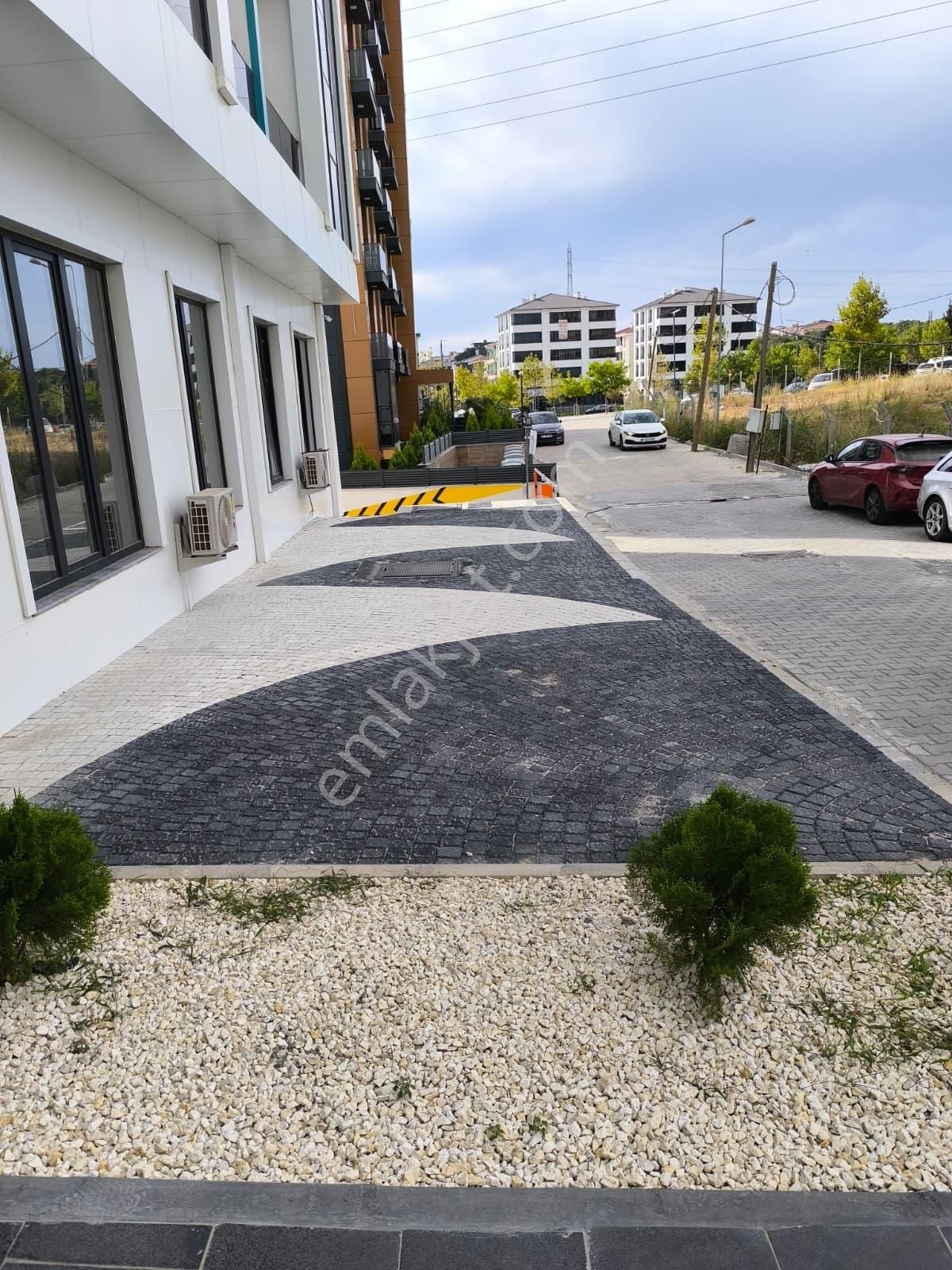 Çorlu 1+1 Kiralık 2. Kat Havuzlu Otoparklı - Görsel 2