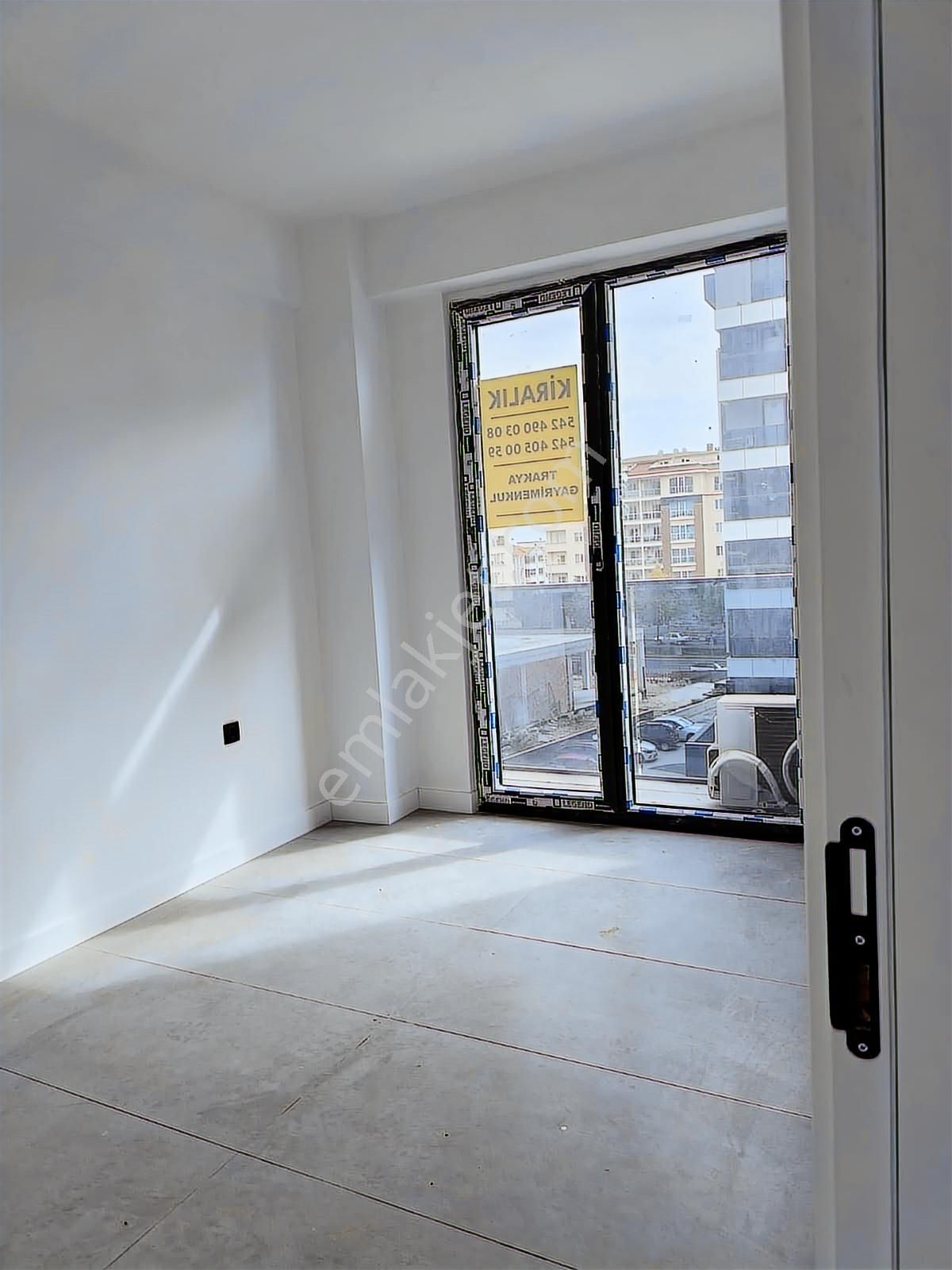 Çorlu 1+1 Kiralık 2. Kat Havuzlu Otoparklı - Görsel 5