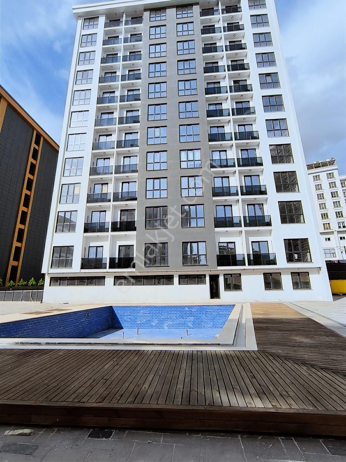 Çorlu 1+1 Kiralık 2. Kat Havuzlu Otoparklı - Görsel 1