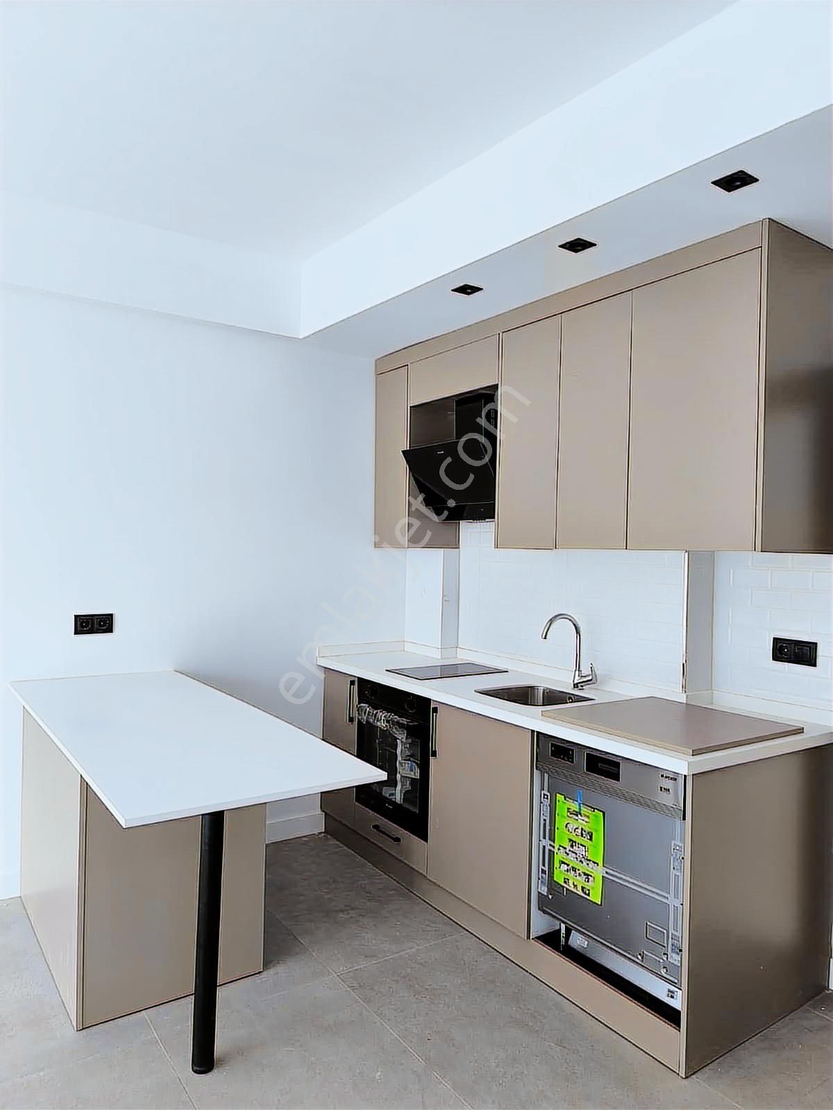 Çorlu 1+1 Kiralık 2. Kat Havuzlu Otoparklı - Görsel 4