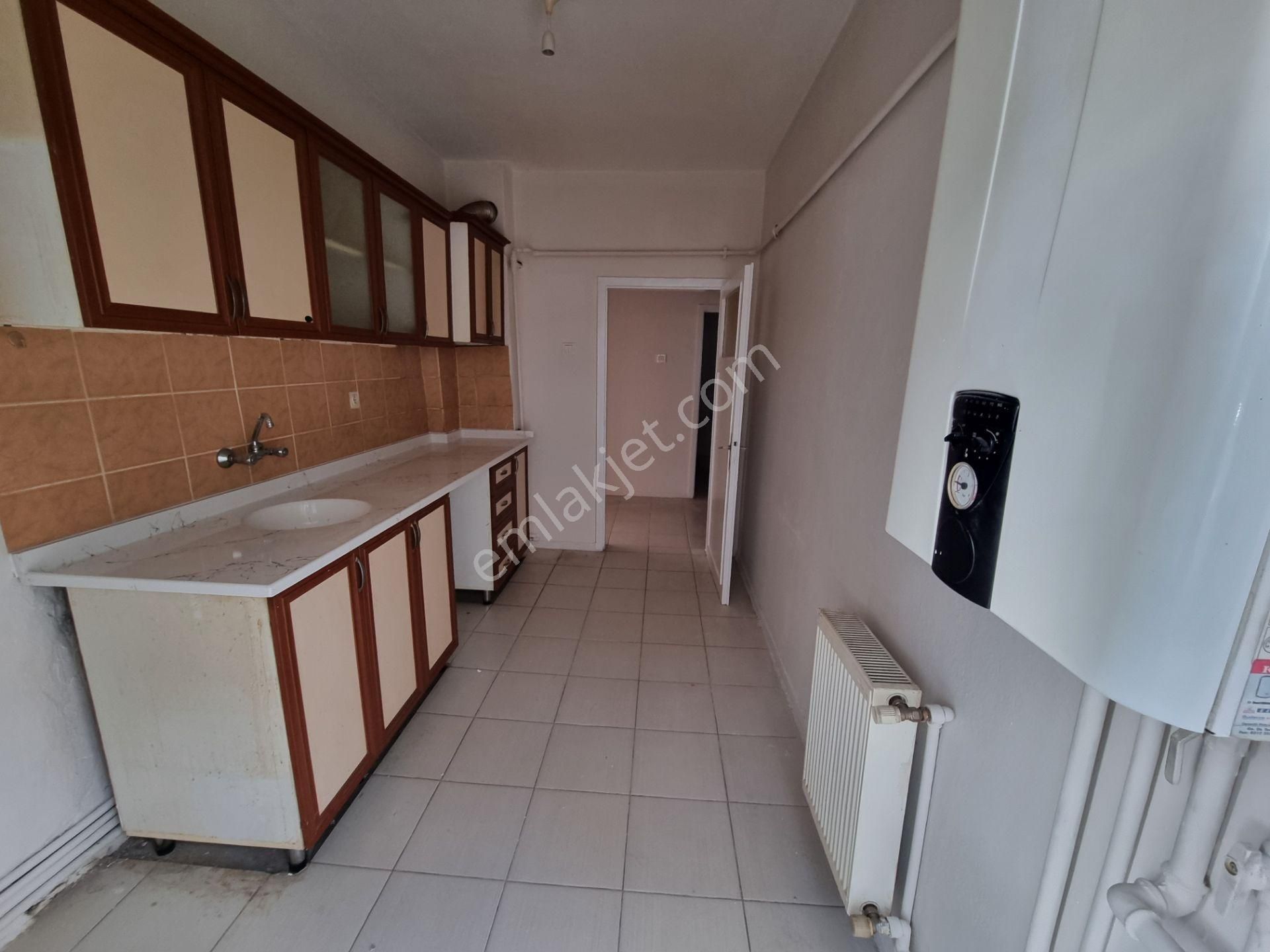 Kıvrımlı Caddesinde 3+1 Katta Güney Ön Cephe Kombili Yapılı - Görsel 24