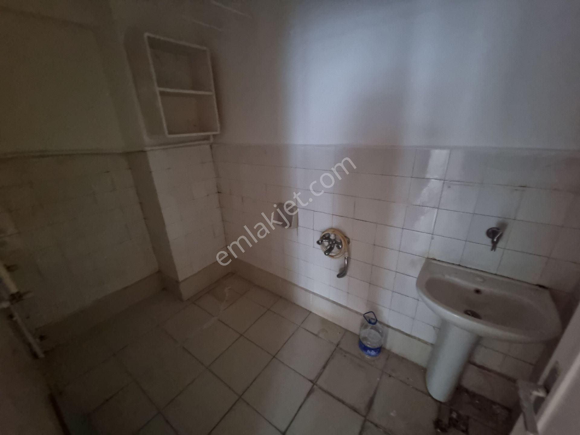 Kıvrımlı Caddesinde 3+1 Katta Güney Ön Cephe Kombili Yapılı - Görsel 27