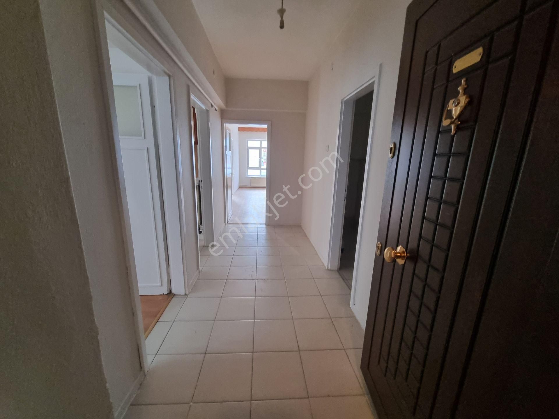 Kıvrımlı Caddesinde 3+1 Katta Güney Ön Cephe Kombili Yapılı - Görsel 3