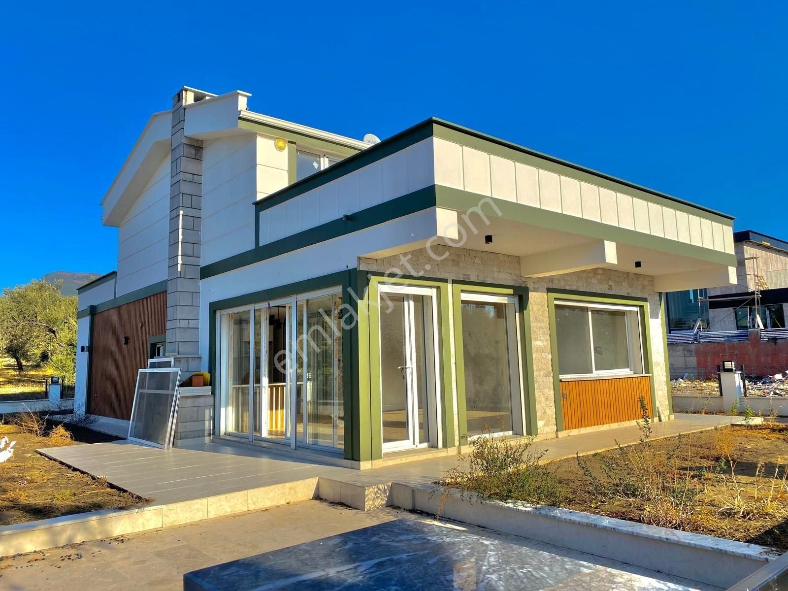 Yükselden Müstakil Deniz Manzaralı 420 M2 Arsa İçinde Villa