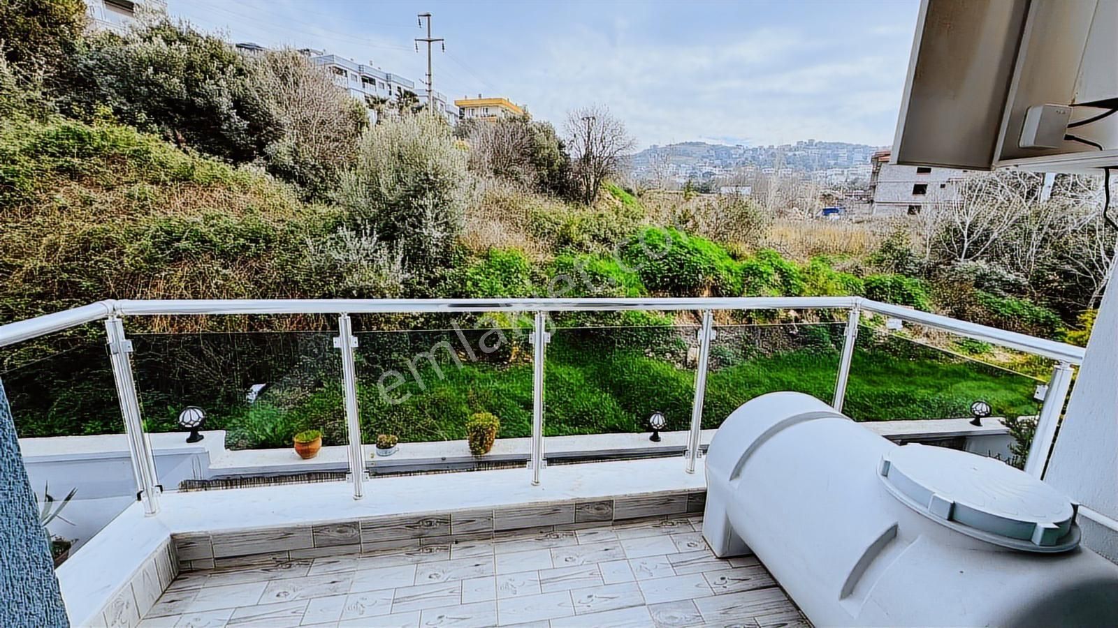 Yenifoça'da Havuzlu Site İçerisinde Kiralık 2+1 Eşyalı Daire - Görsel 12