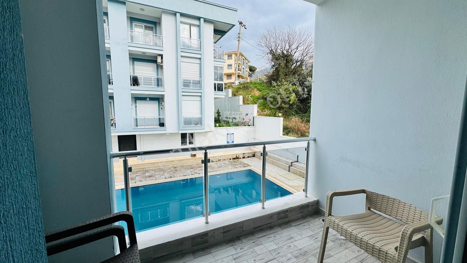 Yenifoça'da Havuzlu Site İçerisinde Kiralık 2+1 Eşyalı Daire - Görsel 13