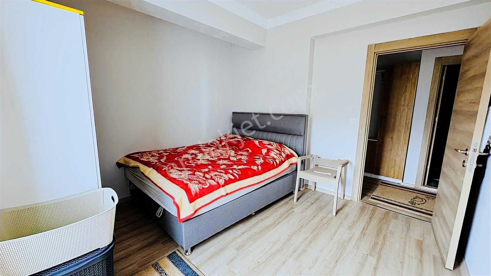 Yenifoça'da Havuzlu Site İçerisinde Kiralık 2+1 Eşyalı Daire - Görsel 3