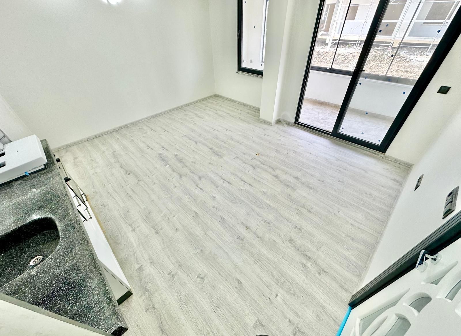 ⭐akçay Ay Emlak'tan⭐ Kapalı Balkonlu Yerden Isıtmalı Şık Tasarımlı Ön Cephe Satılık 1+1 Lüks Daire - Görsel 3