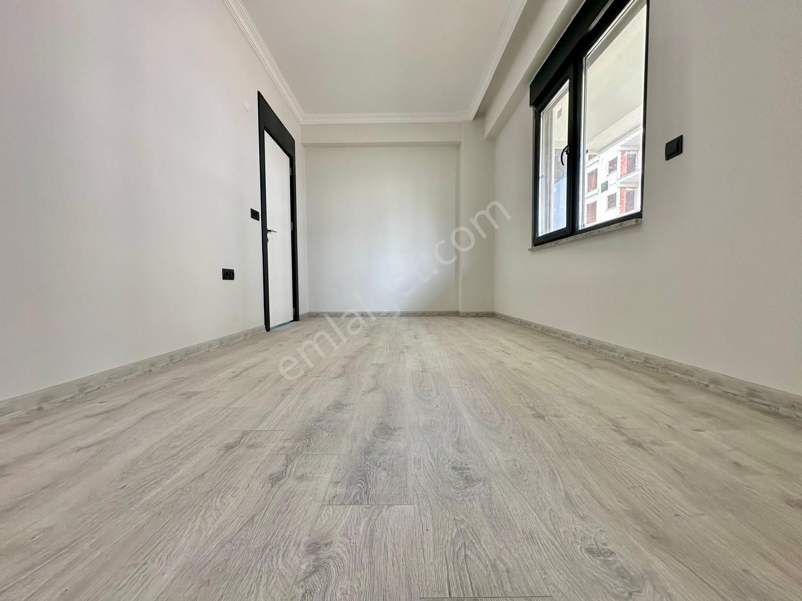 ⭐akçay Ay Emlak'tan⭐ Kapalı Balkonlu Yerden Isıtmalı Şık Tasarımlı Ön Cephe Satılık 1+1 Lüks Daire - Görsel 16