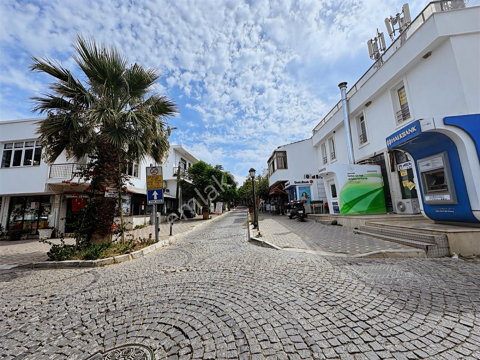 Güzelbahçe Atatürk Mahallesi Merkezi Konumda Kiralık 1+1 Daire