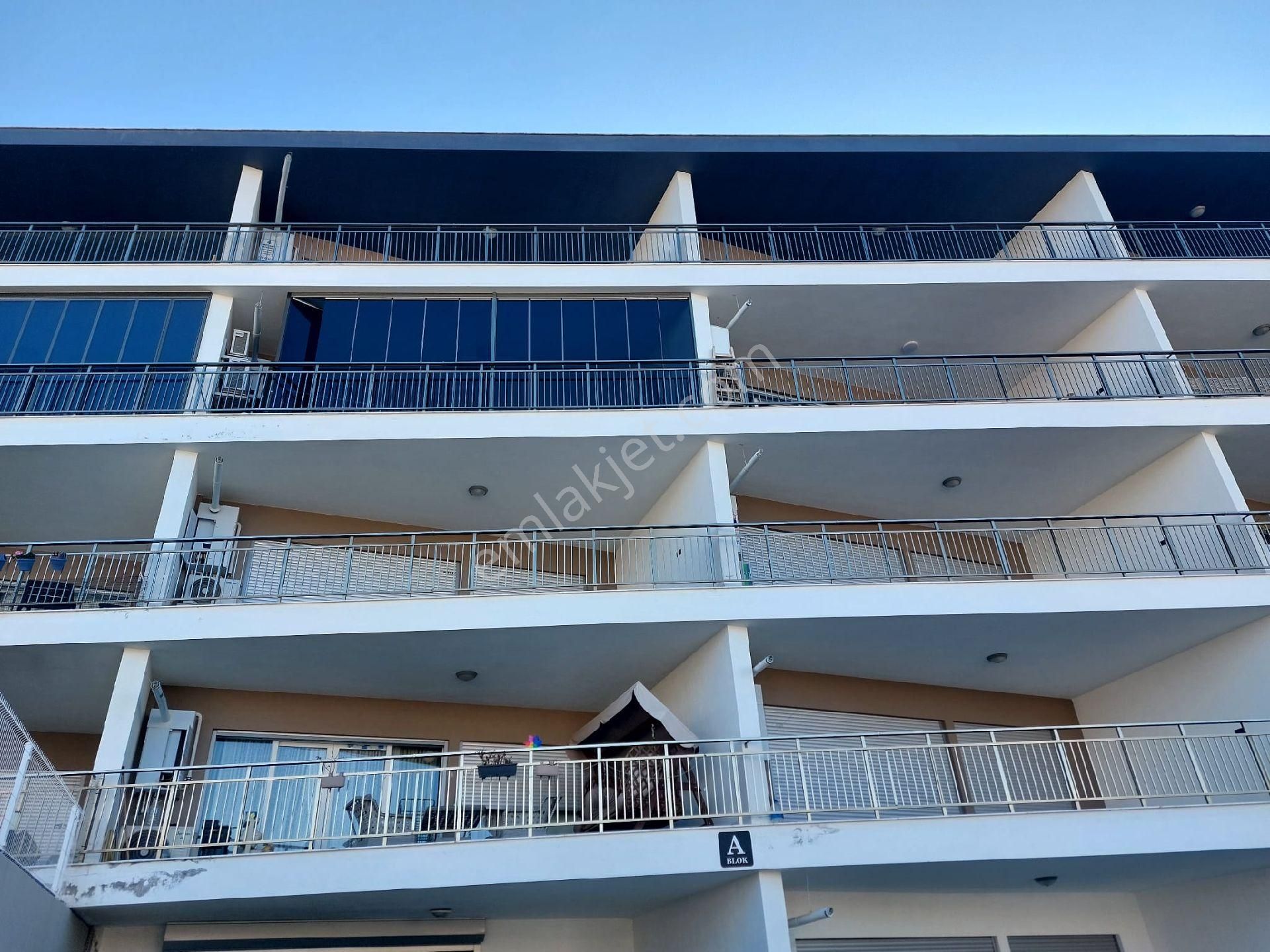 Kuşadası Değirmenderede Havuzlu Sitede Satılık 3+1 150 M2 Süper Arakat Daire