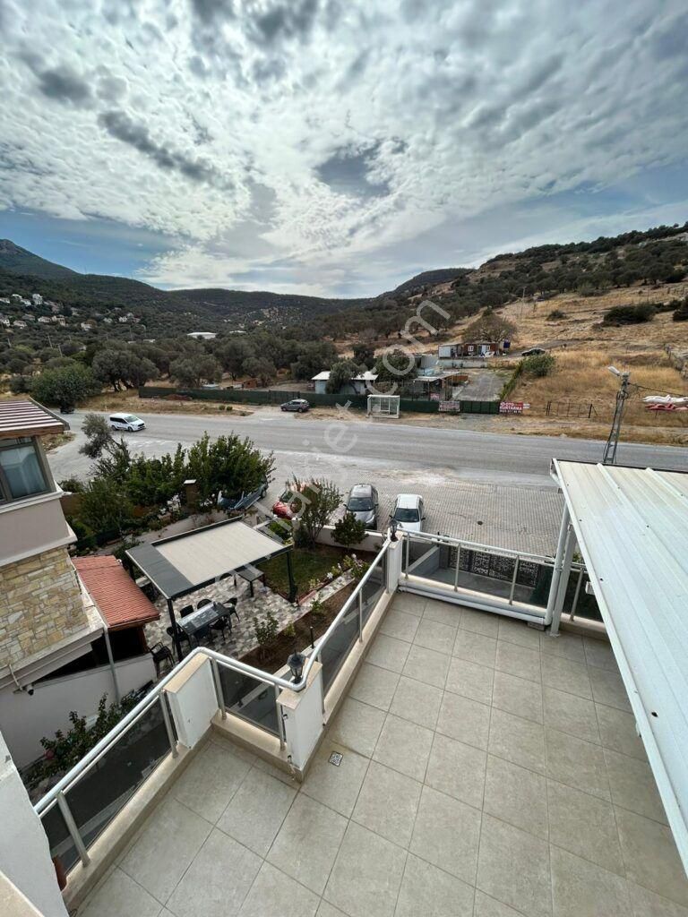 Foça Cumhuriyet Mahallesinde Satılık 3+1 Villa