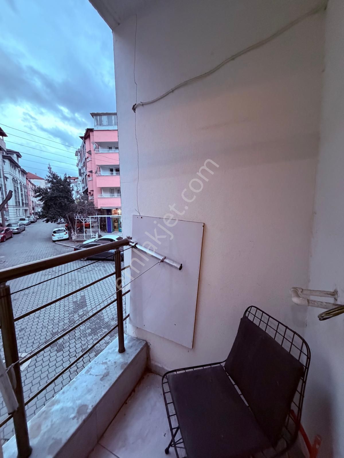 Çınarda Ön Cephe Balkonlu Eşyalı Fırsat 1+1 Satılık Apart