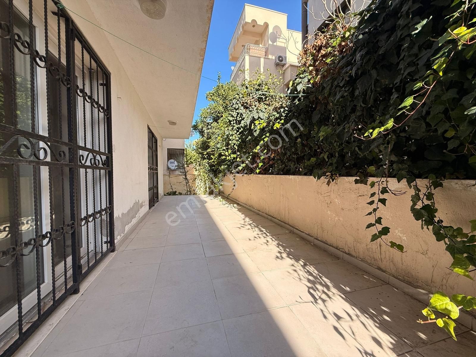 Kuşadası Merkezde Satılık 3+1 Bahçeli Daire! - Görsel 2