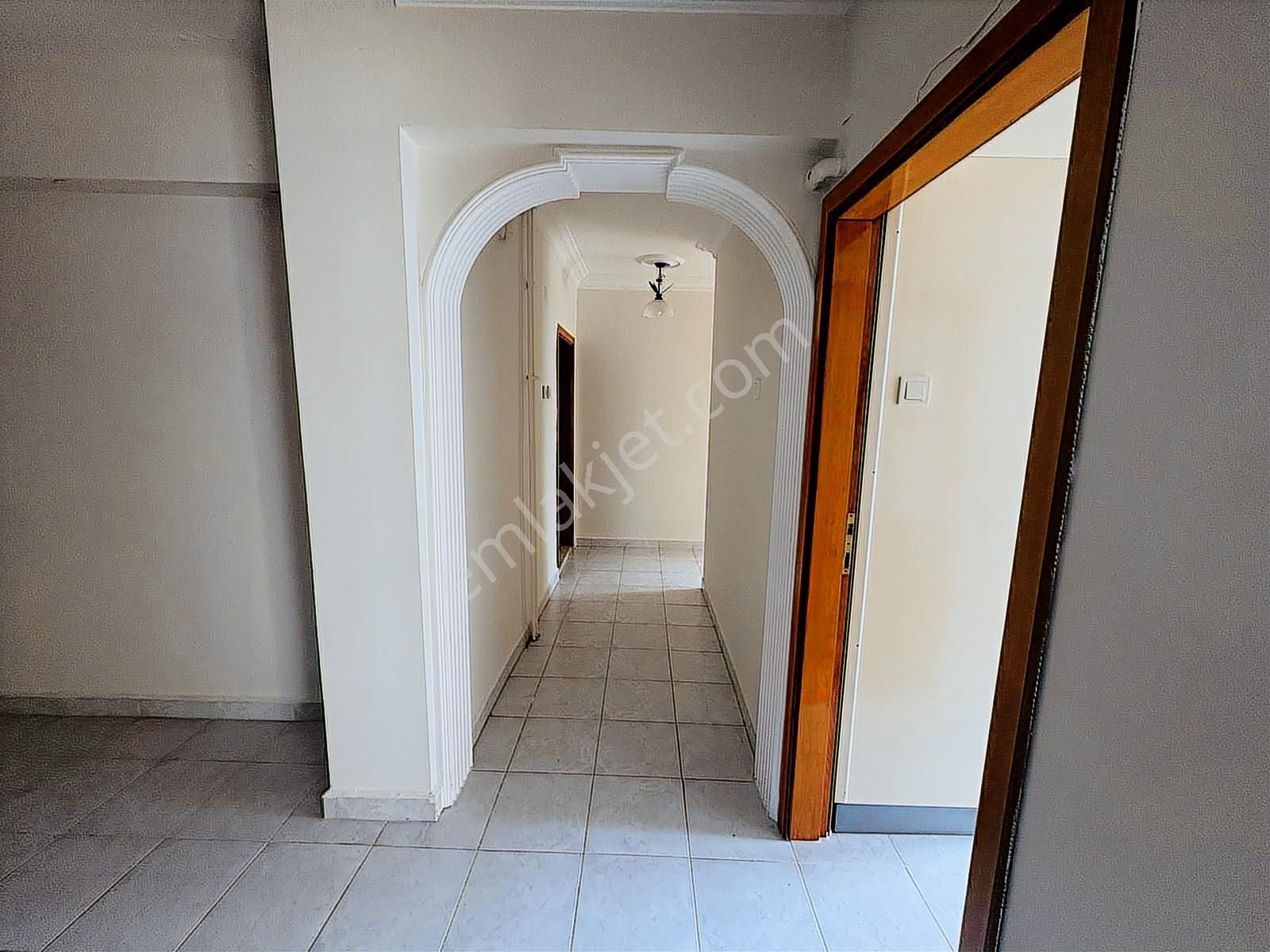 Beşevler Caddesinde Geniş Ve Ferah Daire - Görsel 3