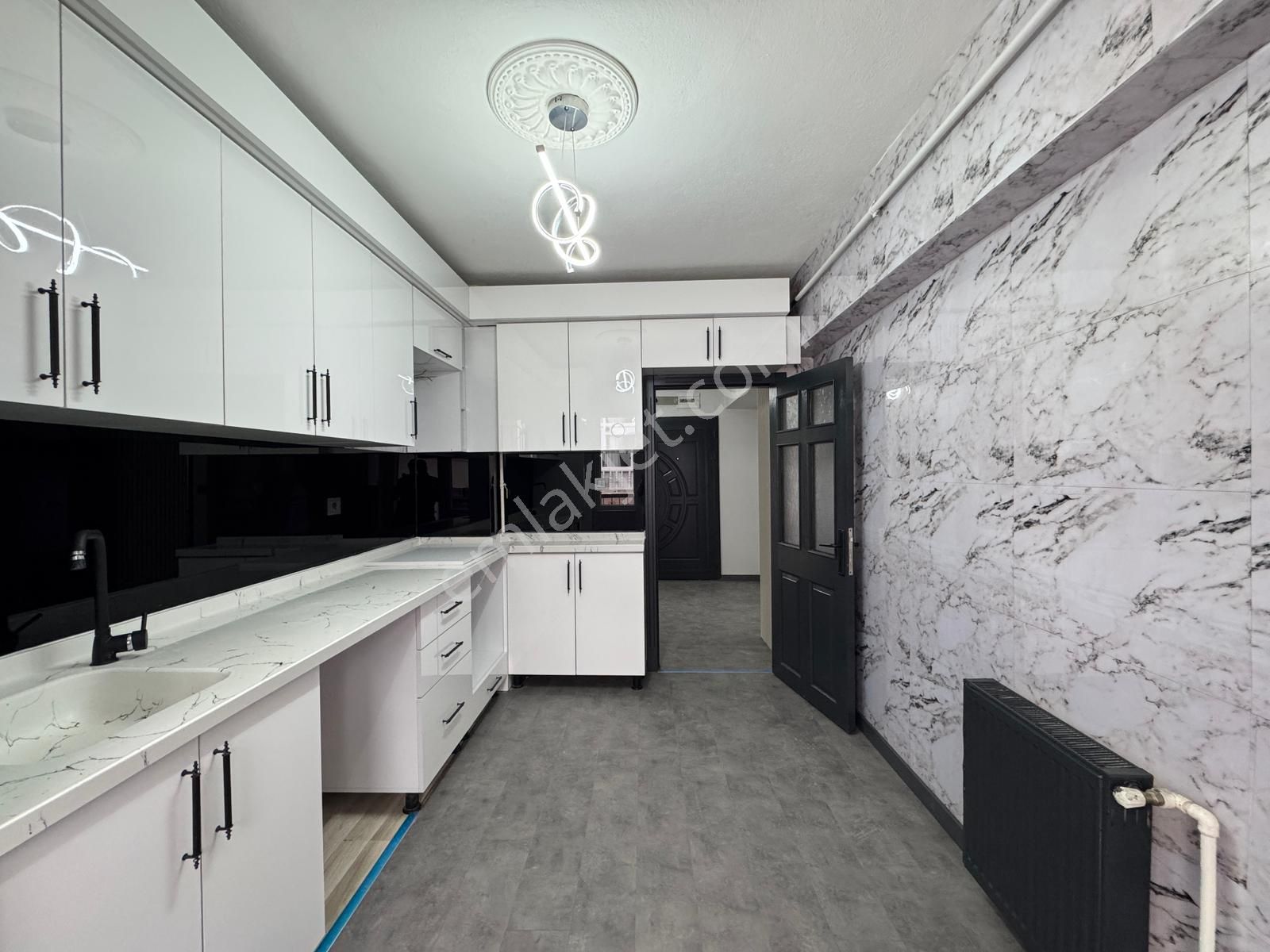 Ufuk Kılıç Emlak'tan Saray Merkezde 3+1 Ful Yapılı Daire