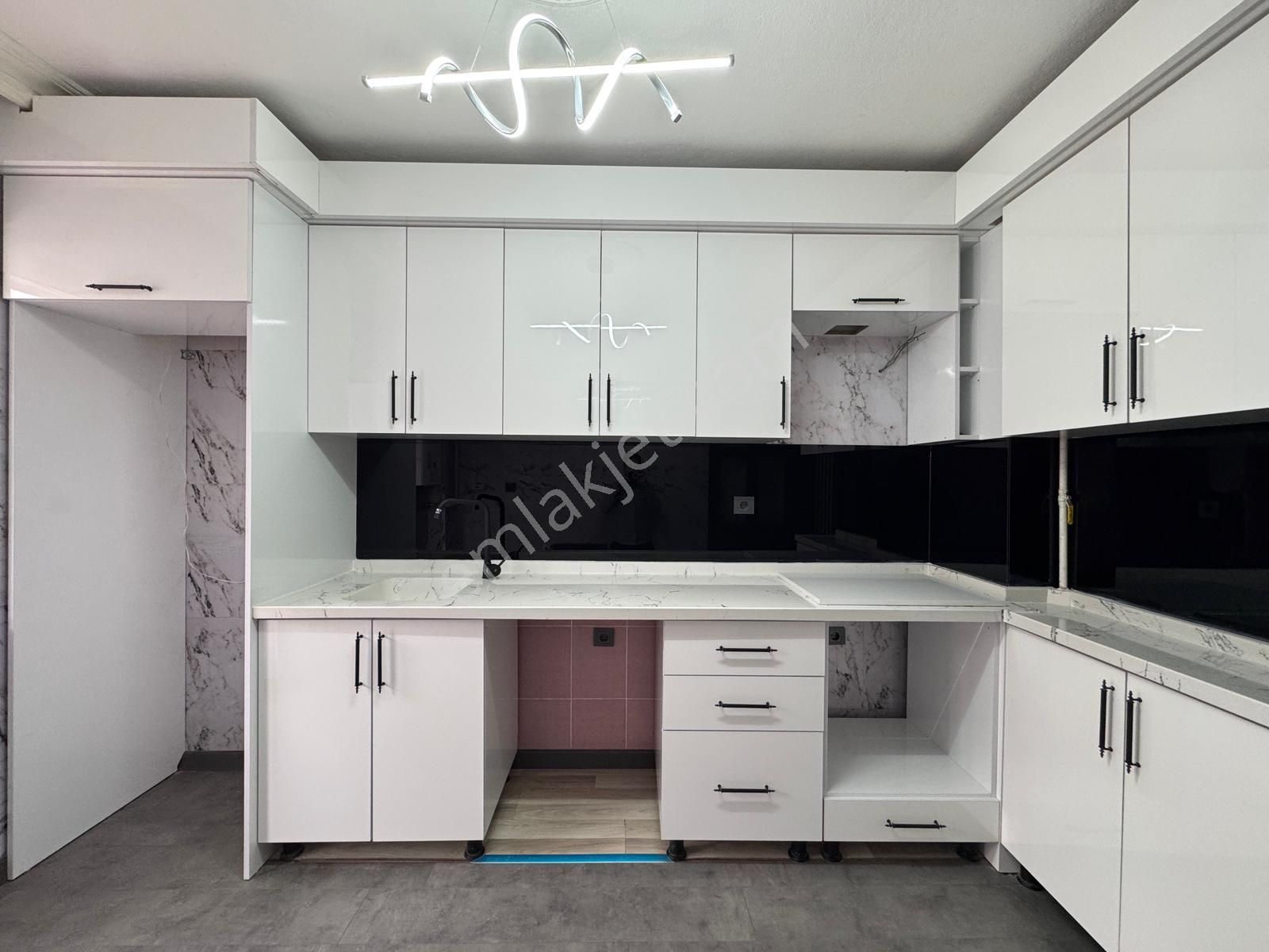 Ufuk Kılıç Emlak'tan Saray Merkezde 3+1 Ful Yapılı Daire - Görsel 3