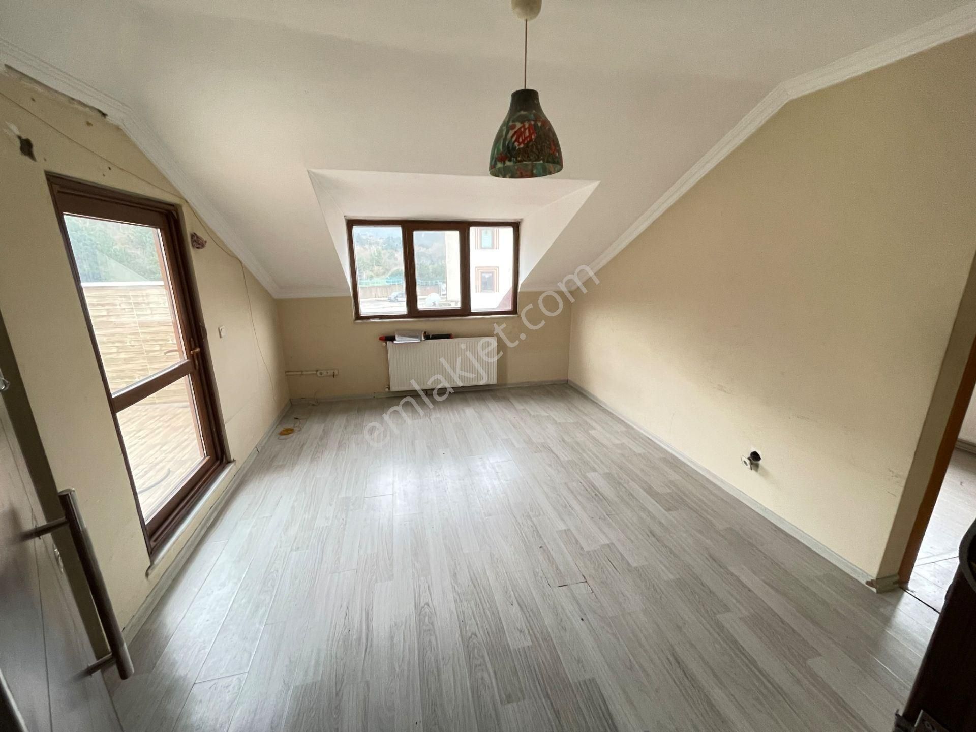 Kayışdağı Mah. 7tepe Üni. Yürüme Mesfsnd Manzaralı Çatı Katı 1+1