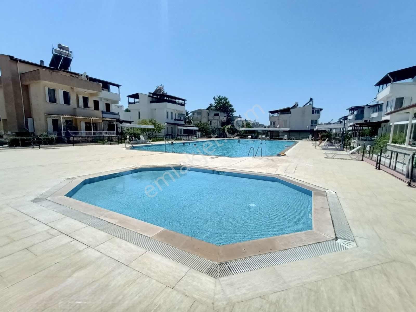 Kuşadası Davutlar'da Havuzlu Sitede Satılık 4+1 Tripleks Yazlık