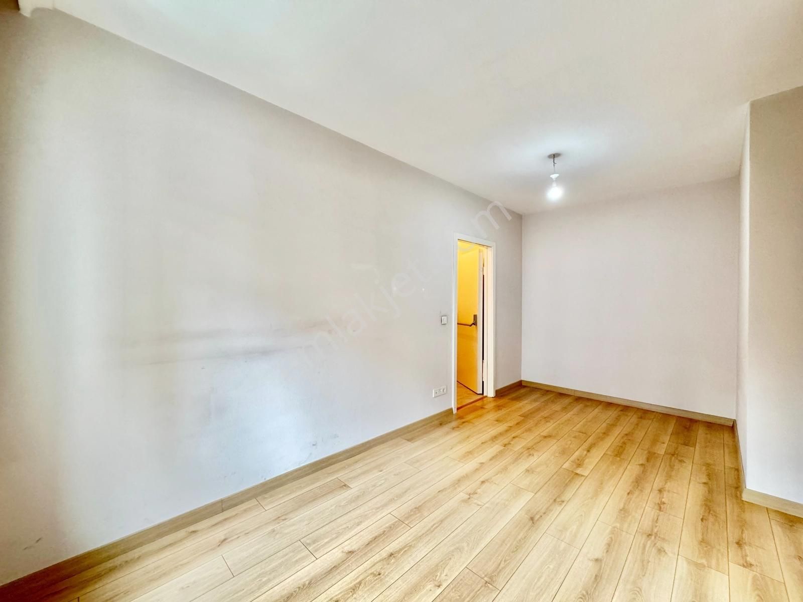 Suadiye'de 3+1 Net 95m2 Ebv Banyolu Balkonlu Boş Fırsat - Görsel 32