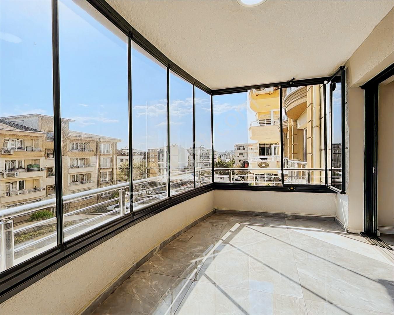 Güvenlikli Site Ve Modern Tasarımlı 2+1 Arakat Daire - Görsel 19