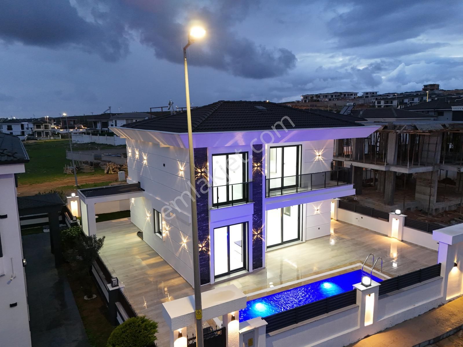 Didim Efeler Mahallesi’nde Tam Müstakil Havuzlu Lüks Villa!