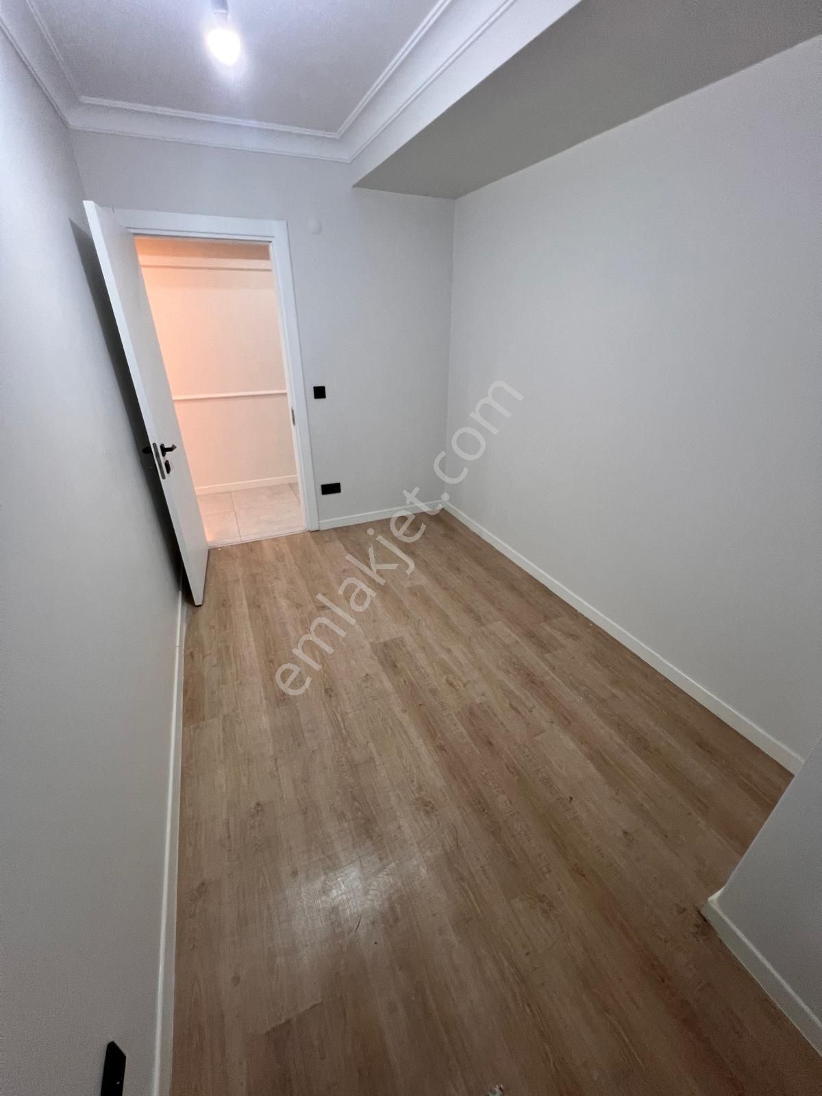 Kaçmaz'dan Cevizlide Minibüs Yolunun Dibinde Lüx Tasarlanmış 3+1 - Görsel 14