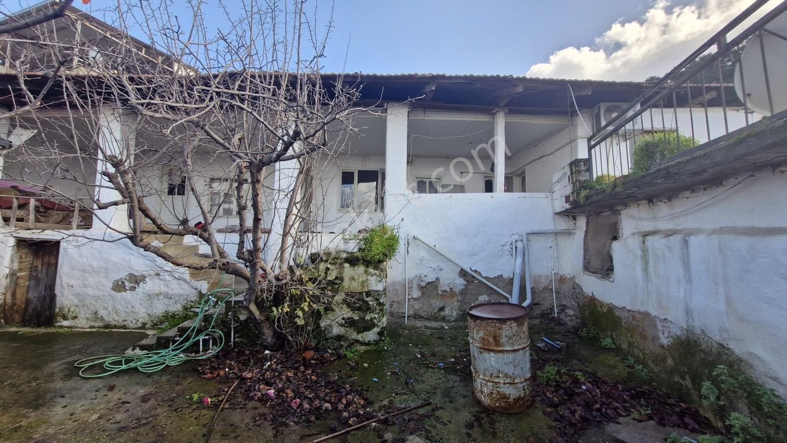 Kemalpaşa Yeşilyurt Köyünde Satılık Müstakil Ev 291 M² Bahçesi