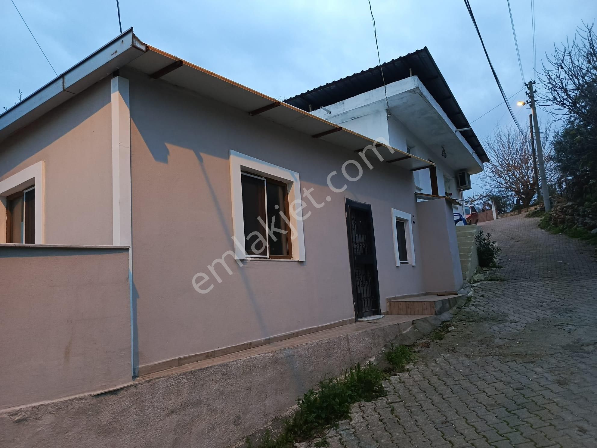 İzmir Torbalı Gold Emlaktan Satılık Bakımlı Köy Evi