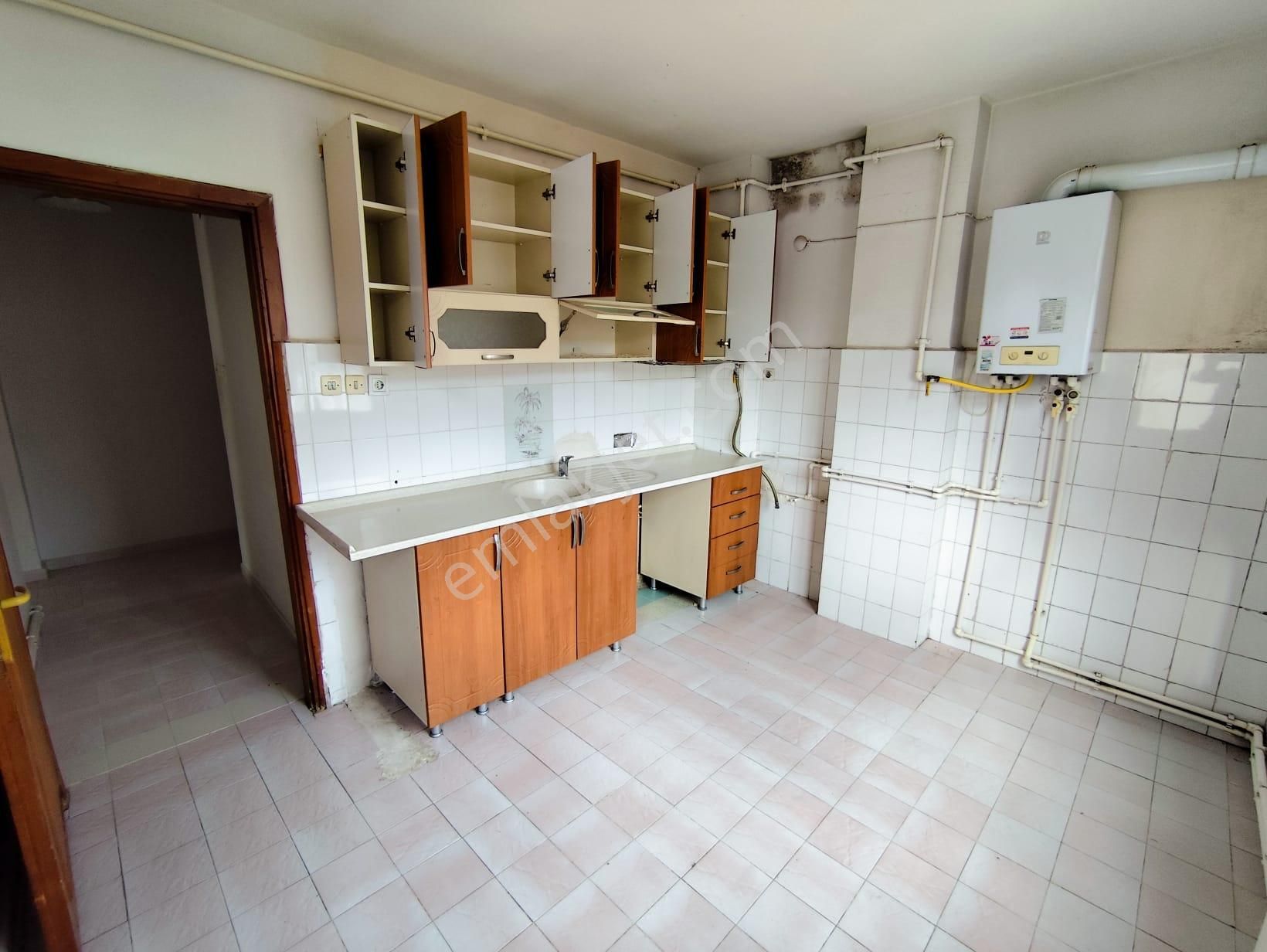 Mertcan Dan Adnan Kahveci Metroya Yürüme Arakat 2+1 Balkonlu Kiralık