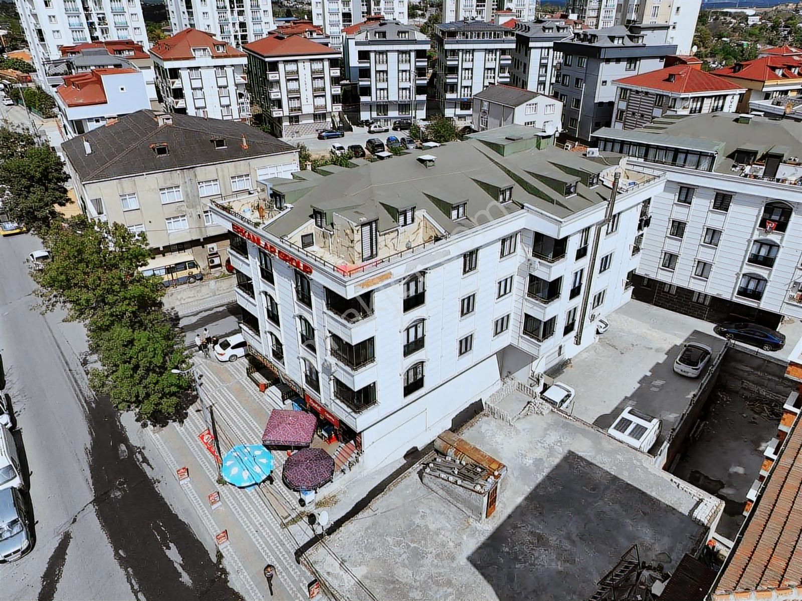 Sultangazi Habibler De Site İçerisinde Otoparklı Dubleks