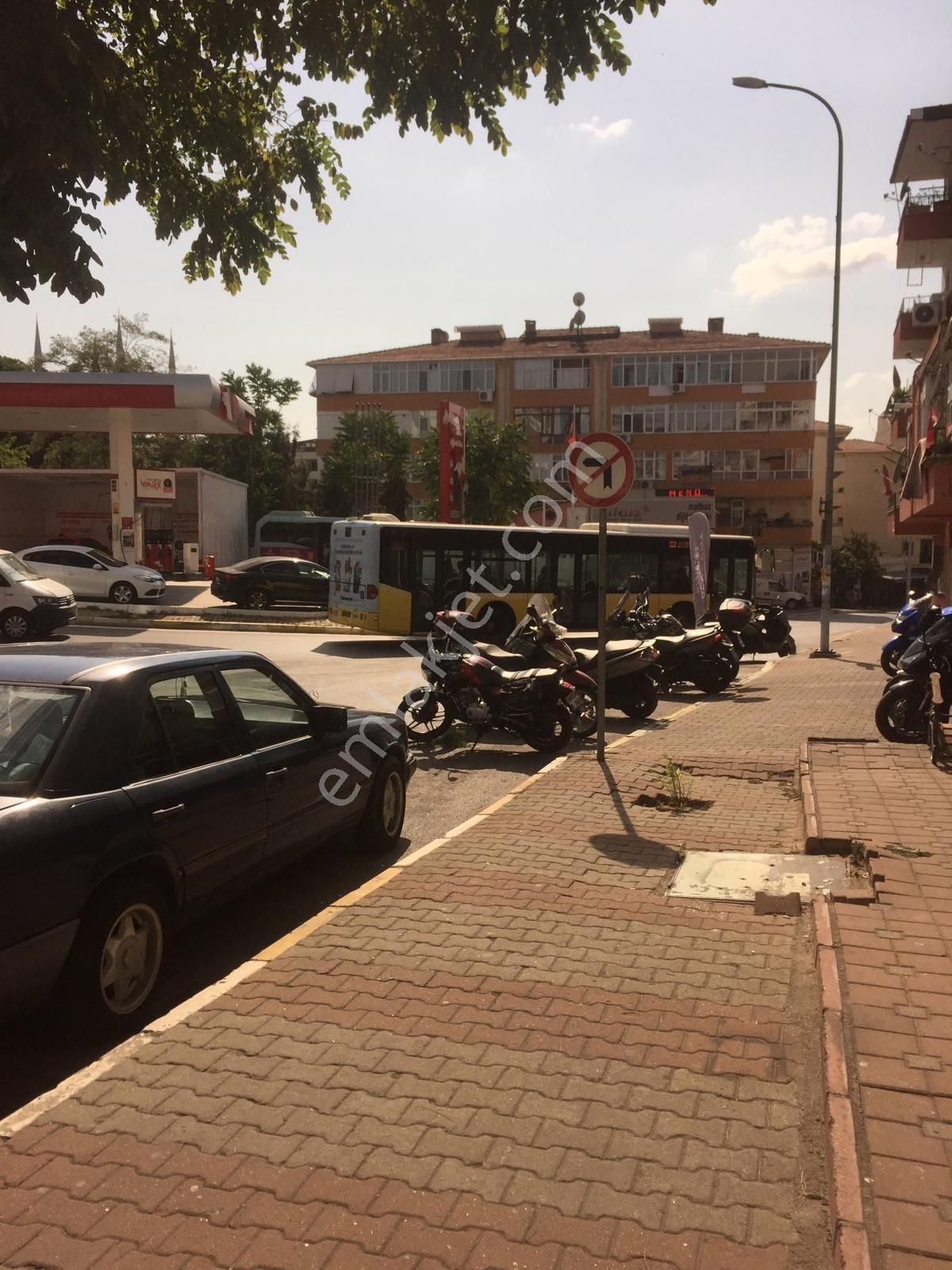 Maltepe'nin En İşlek Noktasında Köşe Başı Satılık Dükkan