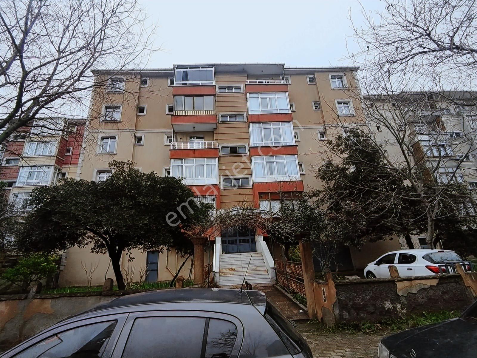 Sultangazi Cumhuriyet Mahallesinde Site İçi Yüksek Giriş 3+1