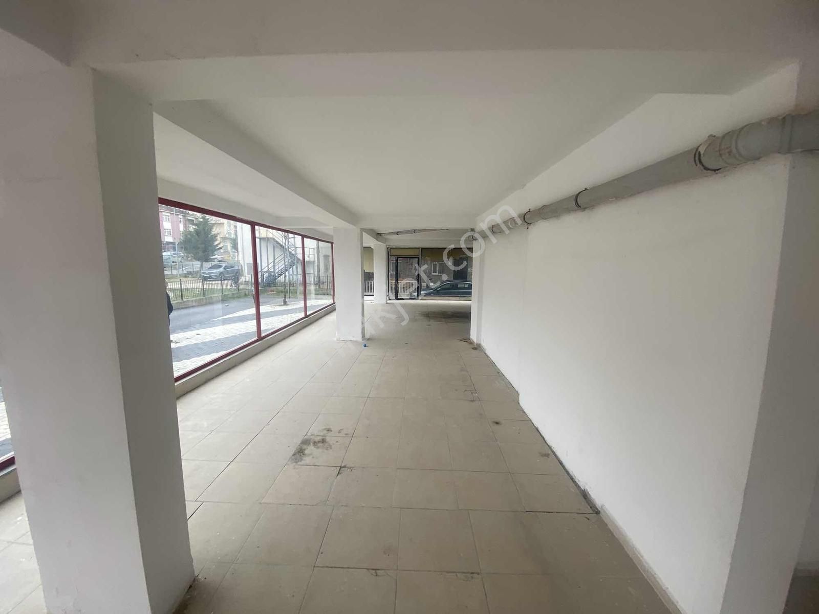Atatürk Mahallesinde 4 Cepheli Kiralık Geniş Dükkan - Görsel 4