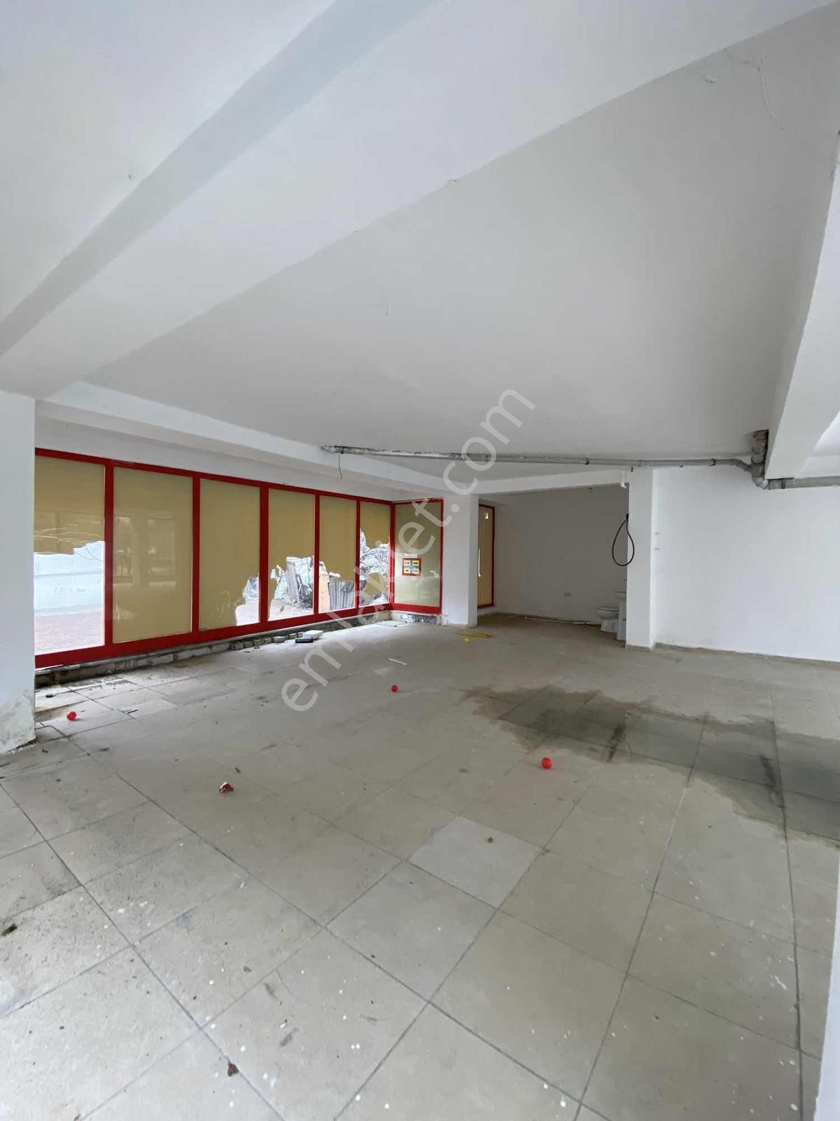 Atatürk Mahallesinde 4 Cepheli Kiralık Geniş Dükkan - Görsel 2