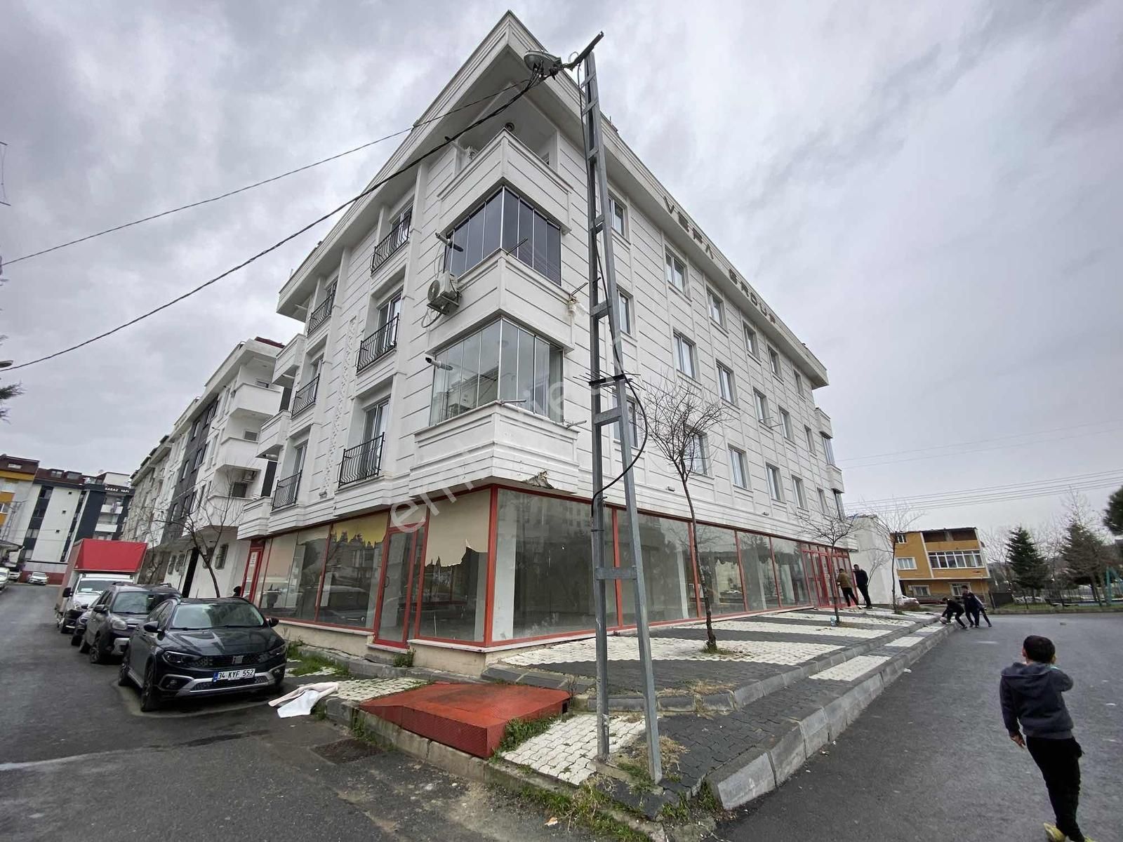 Atatürk Mahallesinde 4 Cepheli Kiralık Geniş Dükkan