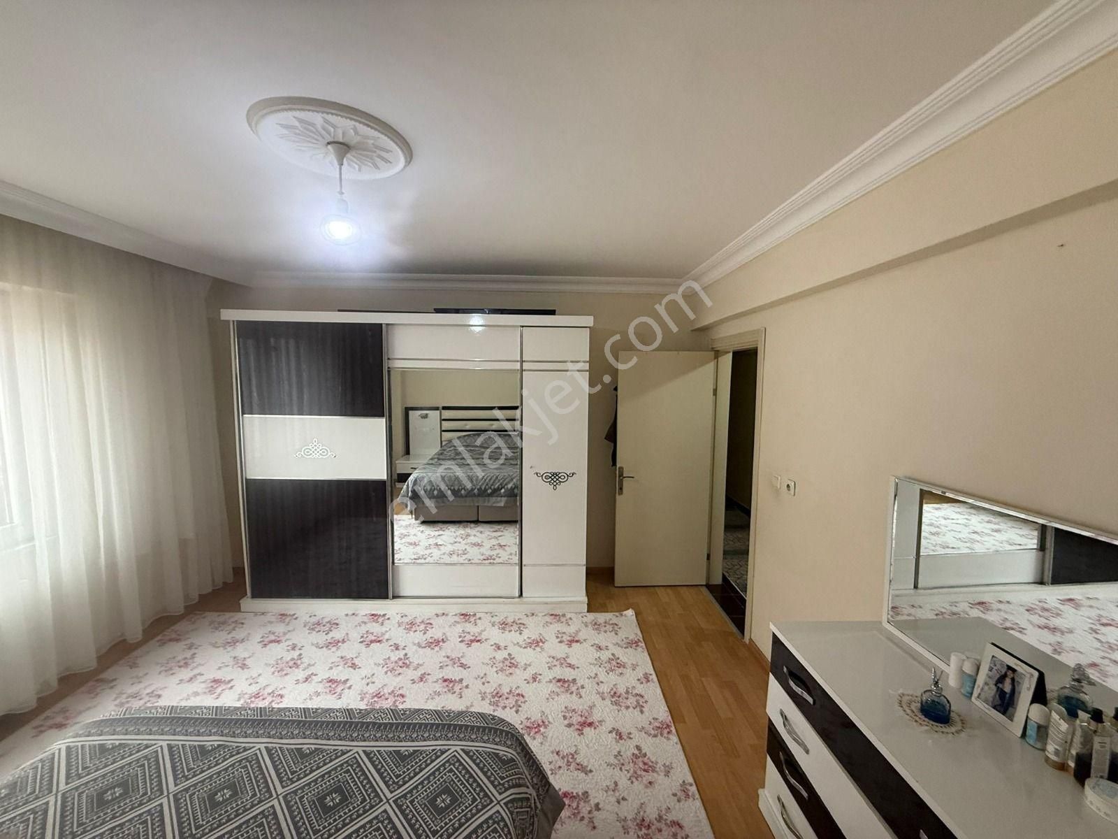 Tuşba Emlaktan Satılık Ara Kat İskanlı Kombili Ebeveyn Banyolu 3+1 - Görsel 7