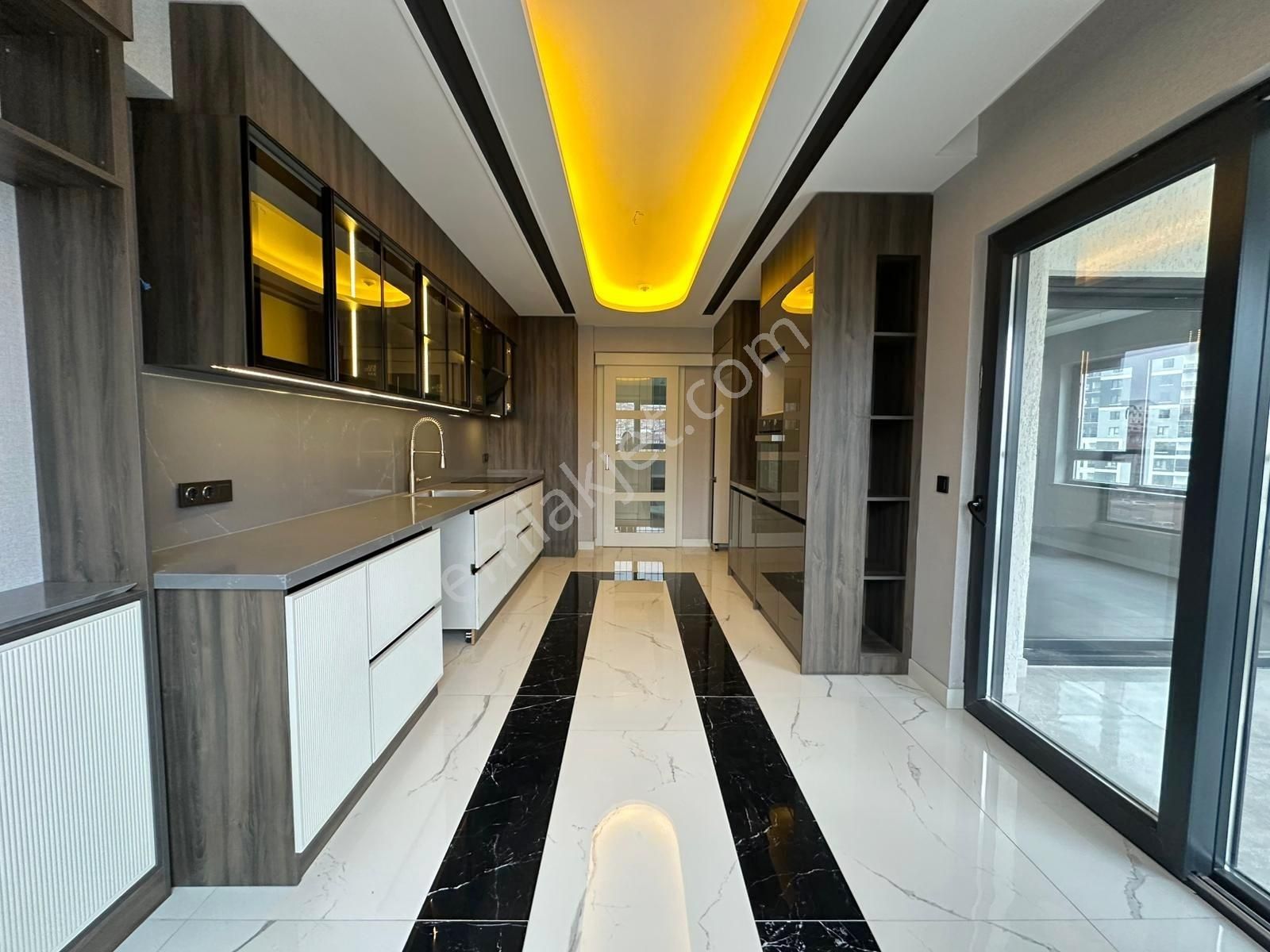 Ovacık'ta 3 Bloklu Güvenlikli Sitede Lüks 4,5+1 Kiralık Daire - Görsel 4