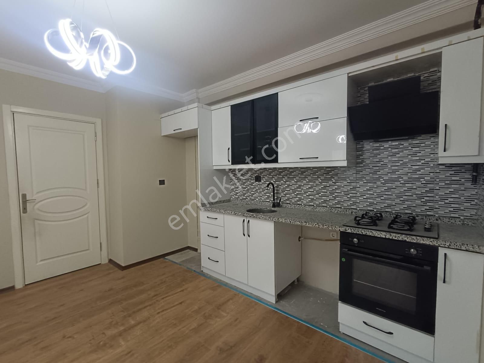 Mithatpaşa Cami Civarı Site İçerisinde 2+1 Açık Mutfak+ankastreli+giyinme Odalı+satılık Daire